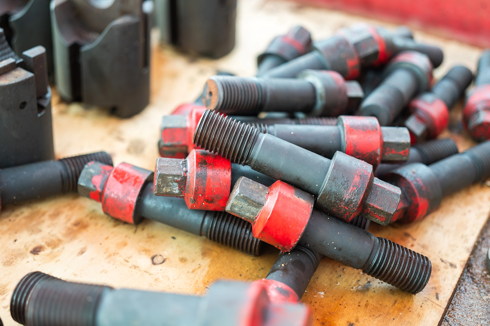 Industrial stud bolts and nuts for pipeline flange connections