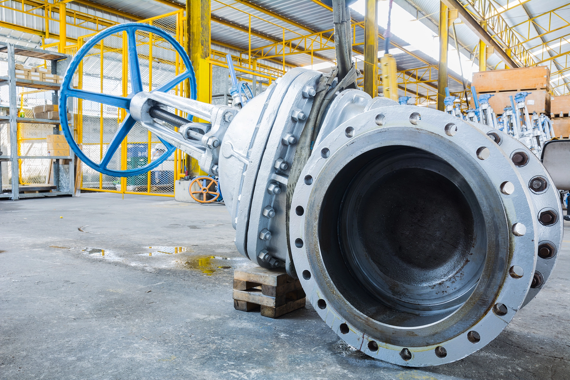 Large industrial gate valve for heavy-duty piping service